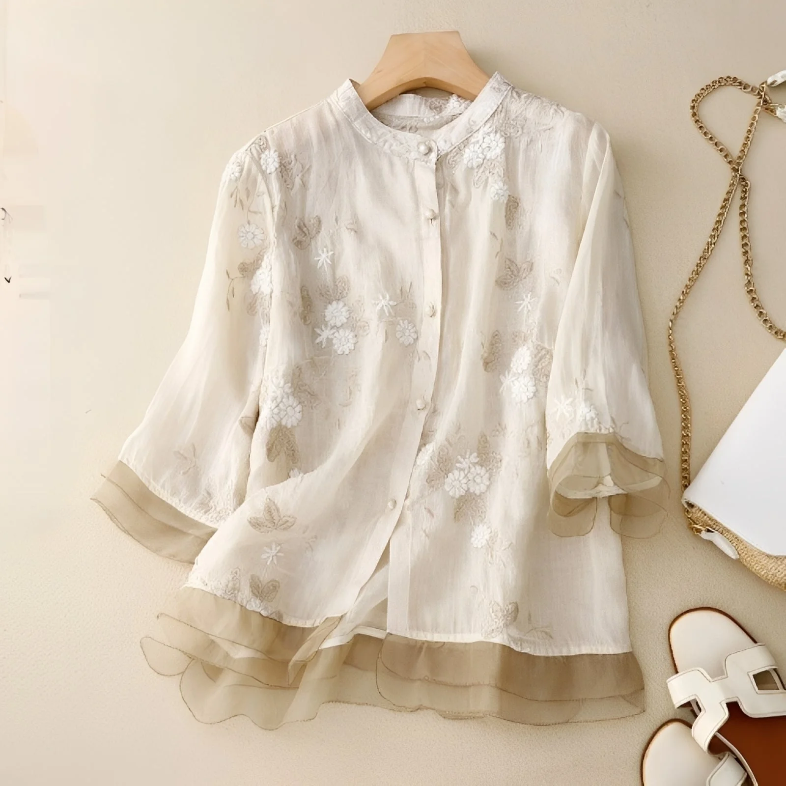Christine - Blouse élégante avec fleurs brodées pour femmes - Image 2