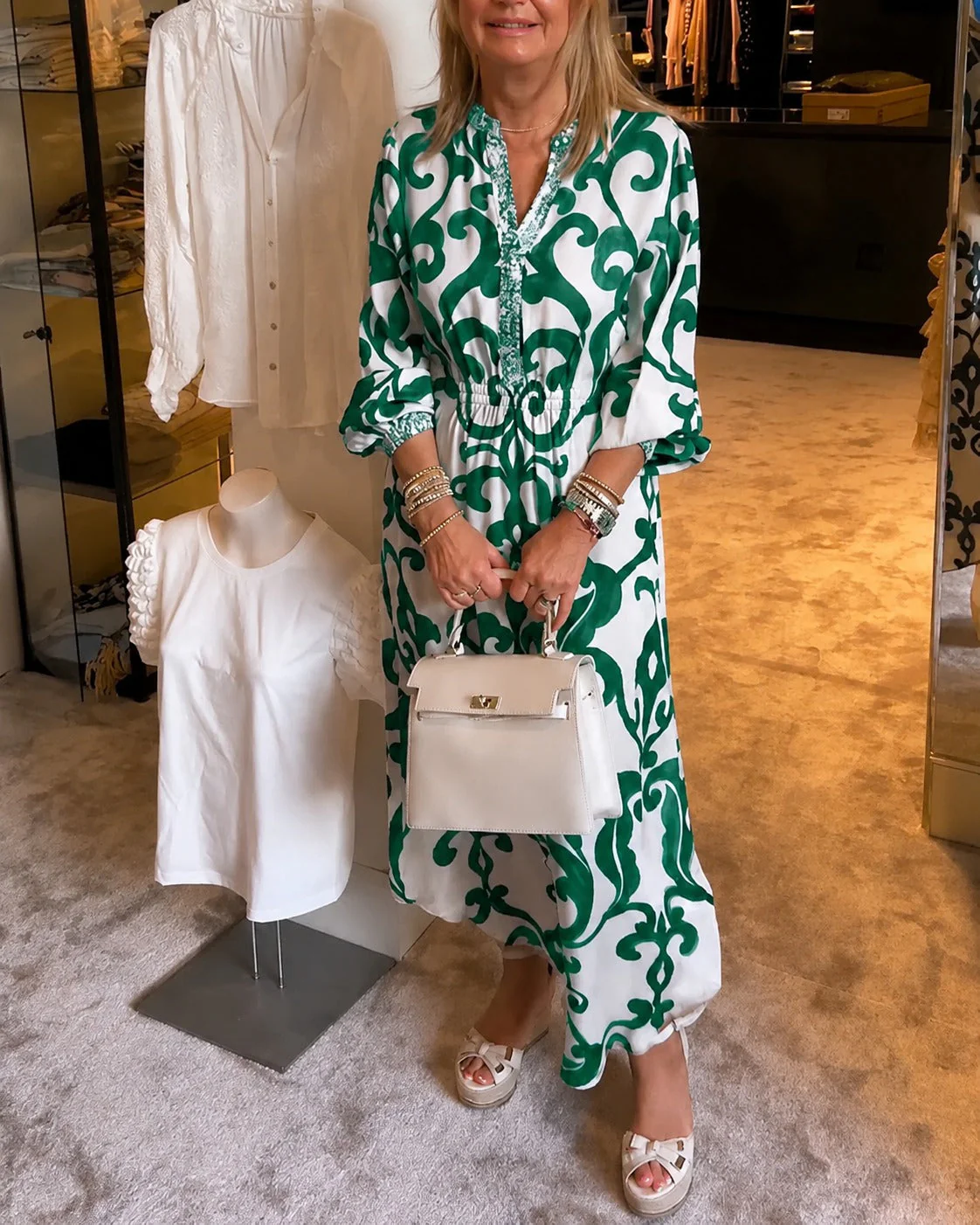 Daisie - Robe Élégante à Col V Ample - Image 2