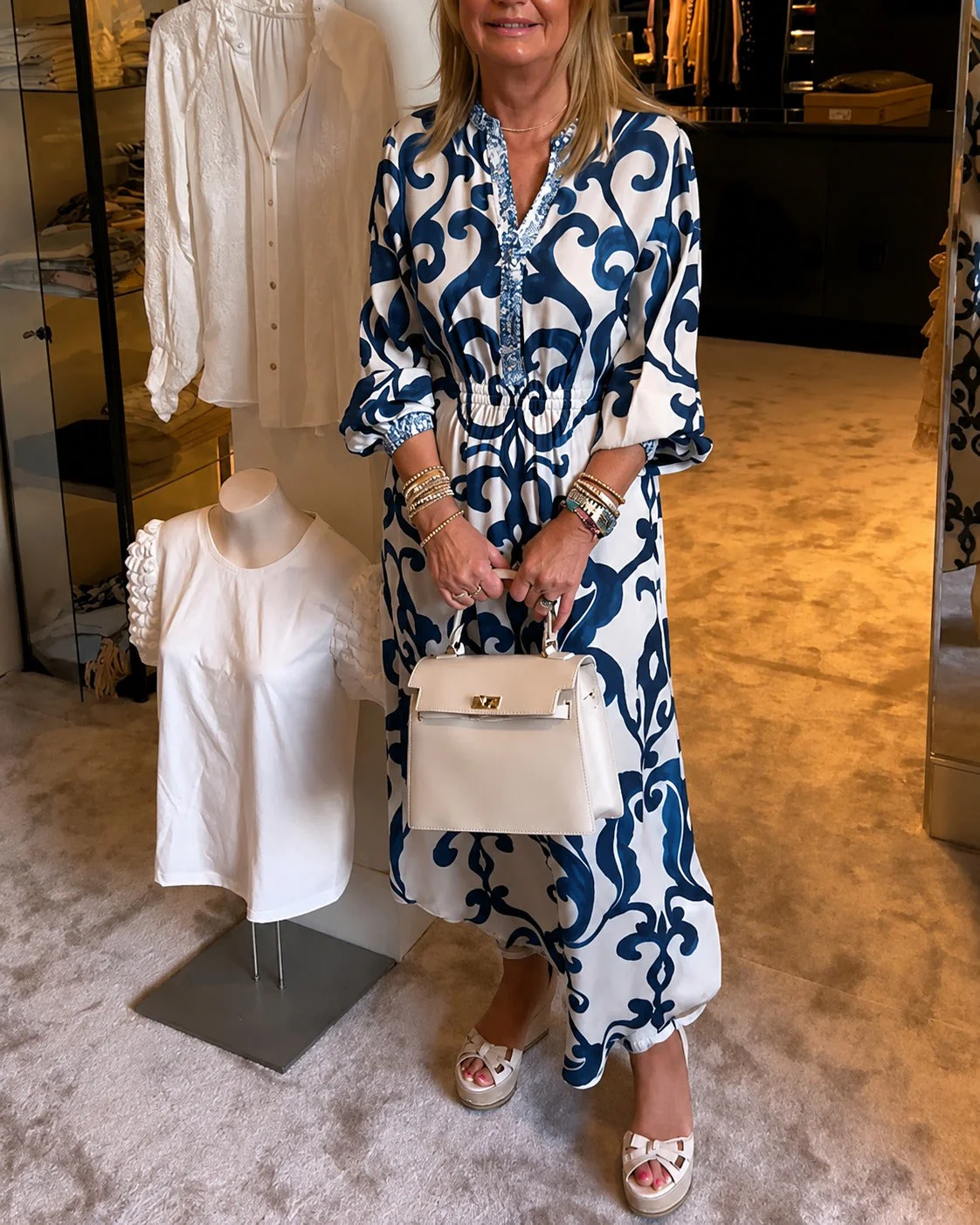 Daisie - Robe Élégante à Col V Ample - Image 3