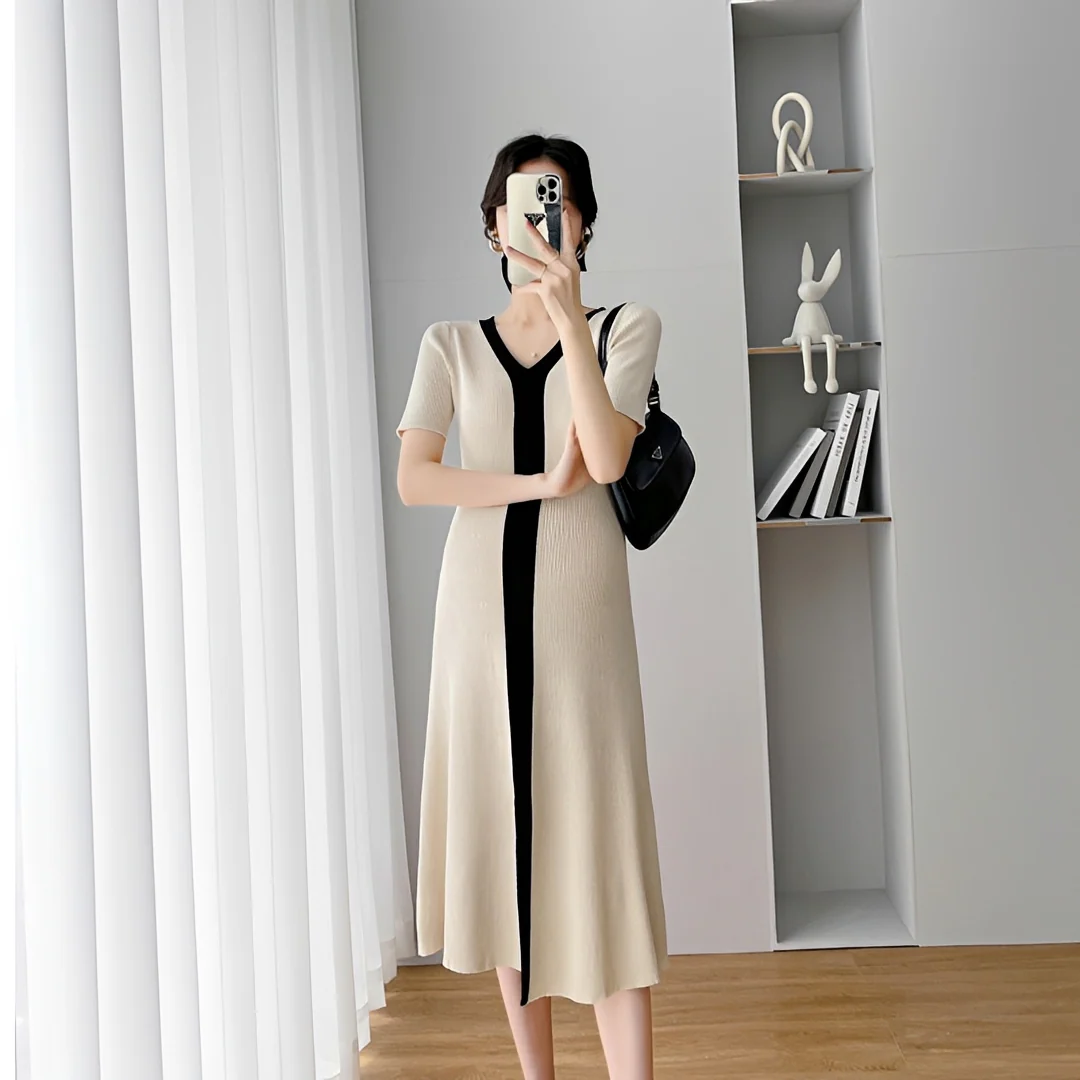 Jeanet - Robe Midi Élégante à Col en V - Image 2