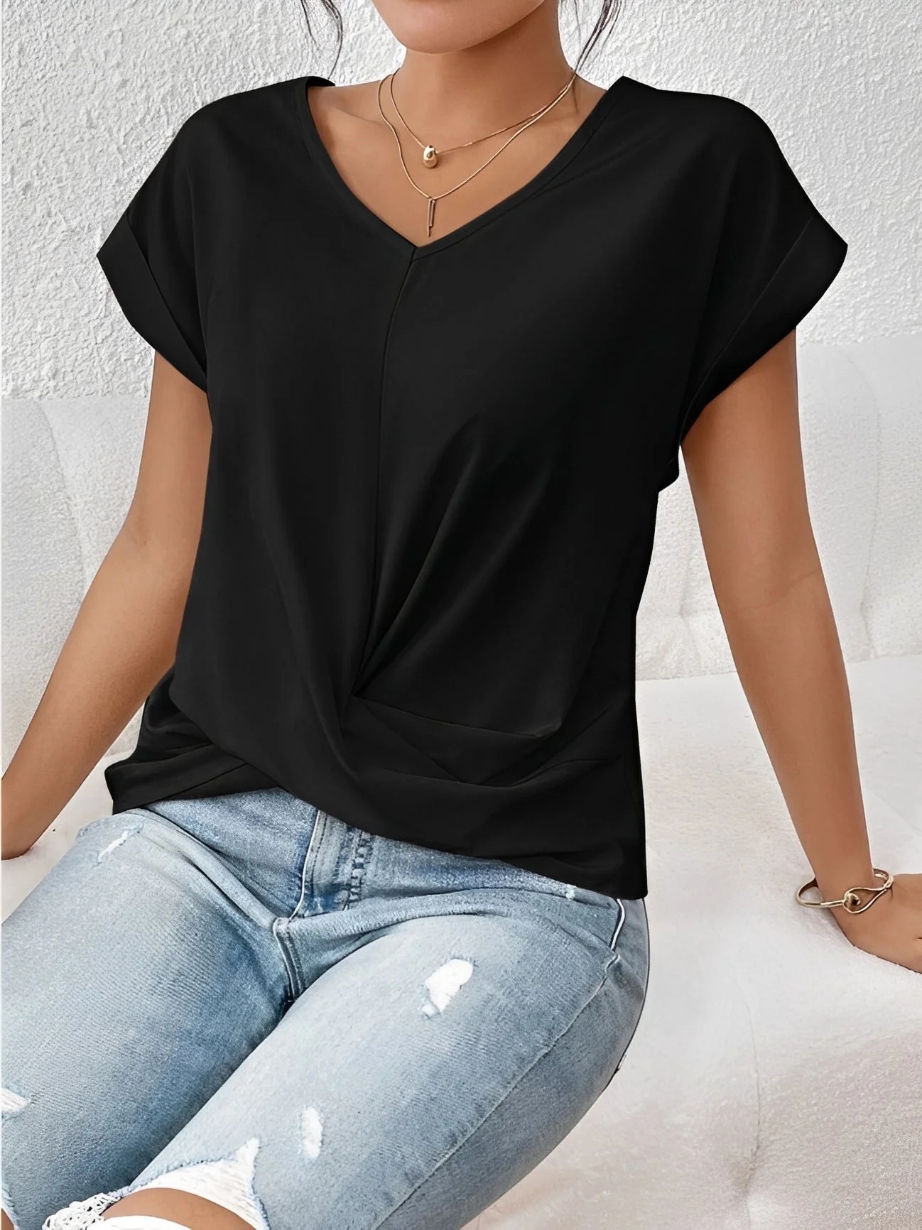 Lucie – T-shirt à col en V pour femmes – pour tous les jours - Image 3